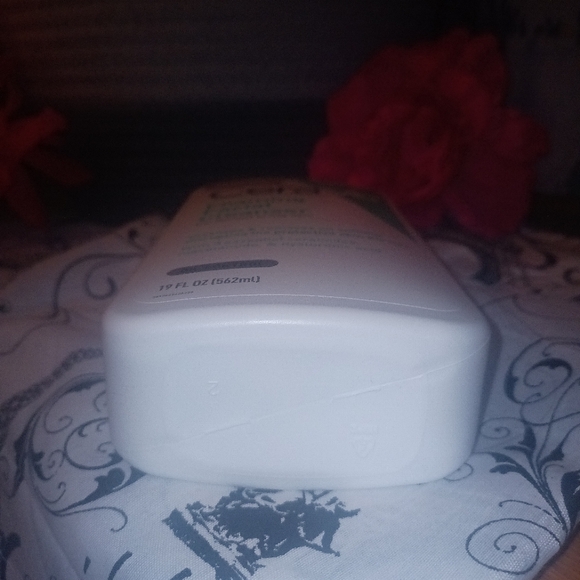 **NEW** CeraVe (foaming facial cleanser) - Picture 9 of 9